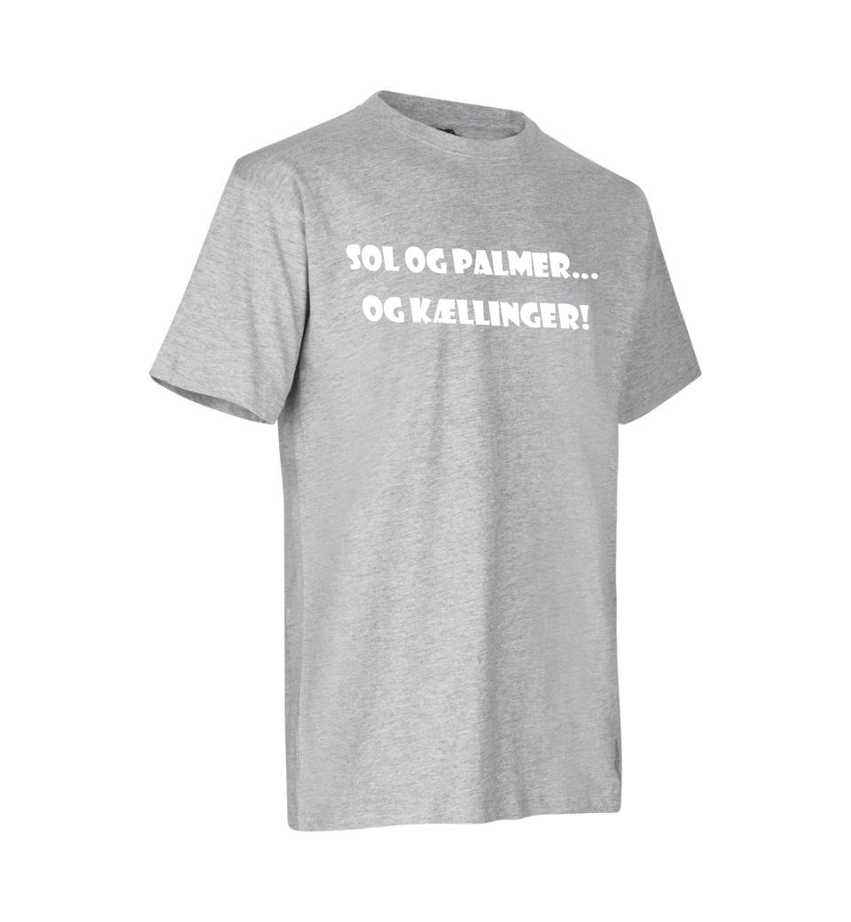 Lysegrå T-shirt m. citatet "Sol og og kællinger!" - Alle varer - Nordisk Film Shoppen